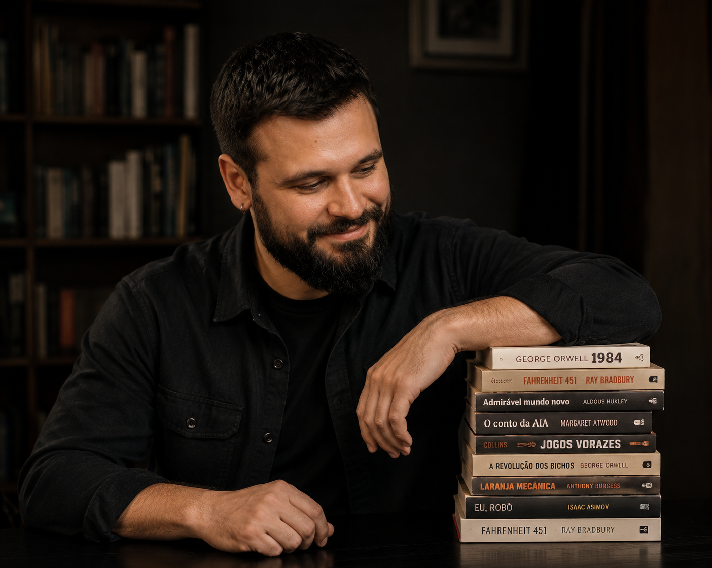 Kalebe Vargas diante de livros de ficção especulativa
